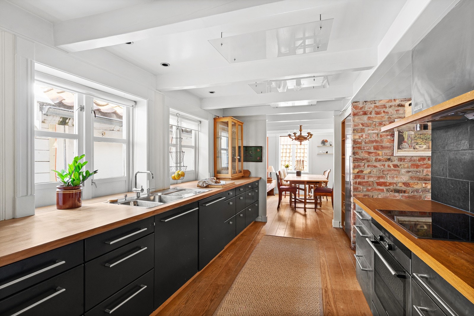 Romslig kjøkken med god skap- og benkeplass - perfekt for hobbykokken! Galleribilde