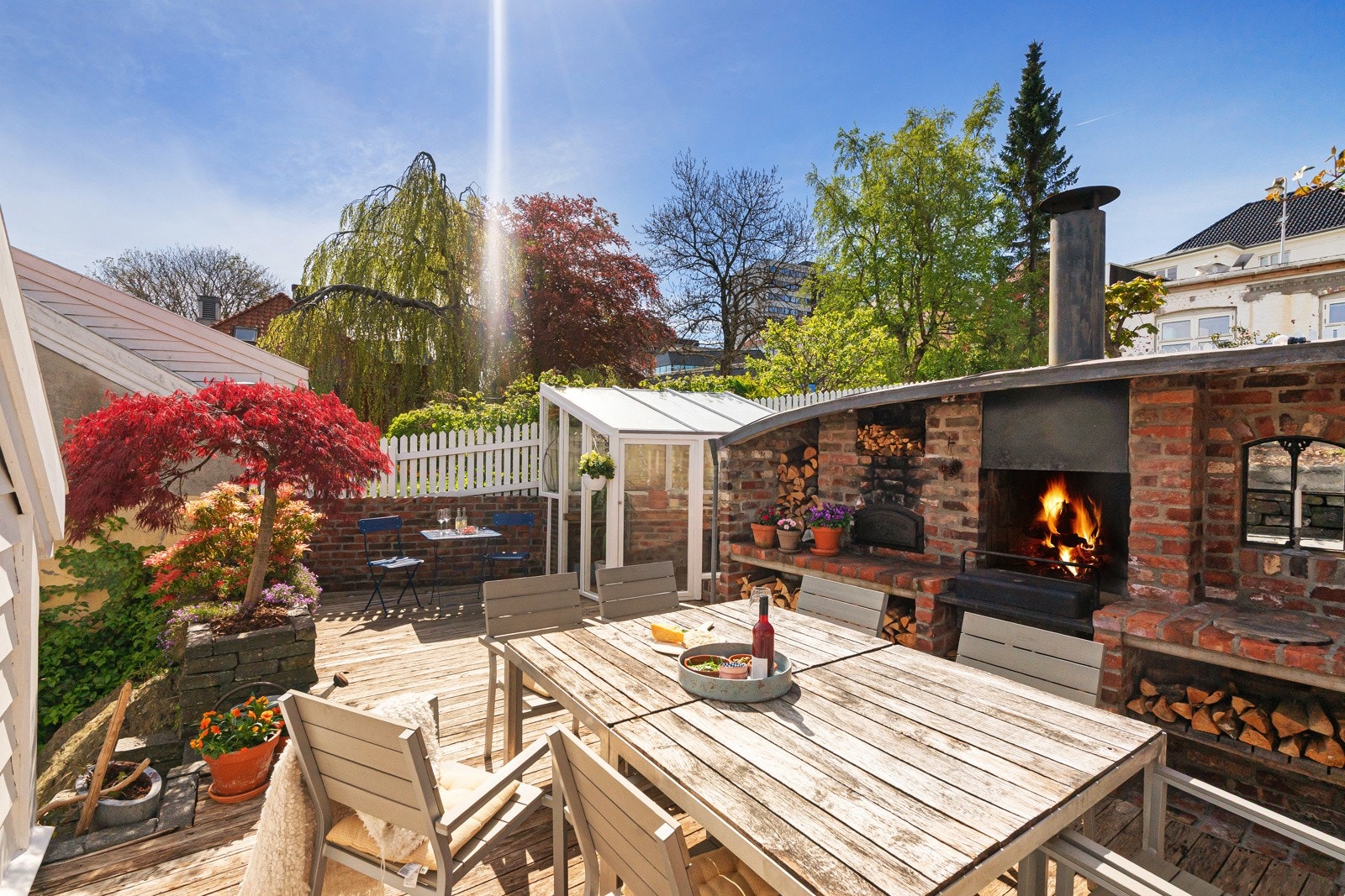 Velkommen til en innholdsrik hel tomannsbolig med svært ettertraktet beliggenhet og sjeldent flott uteområde. Galleribilde