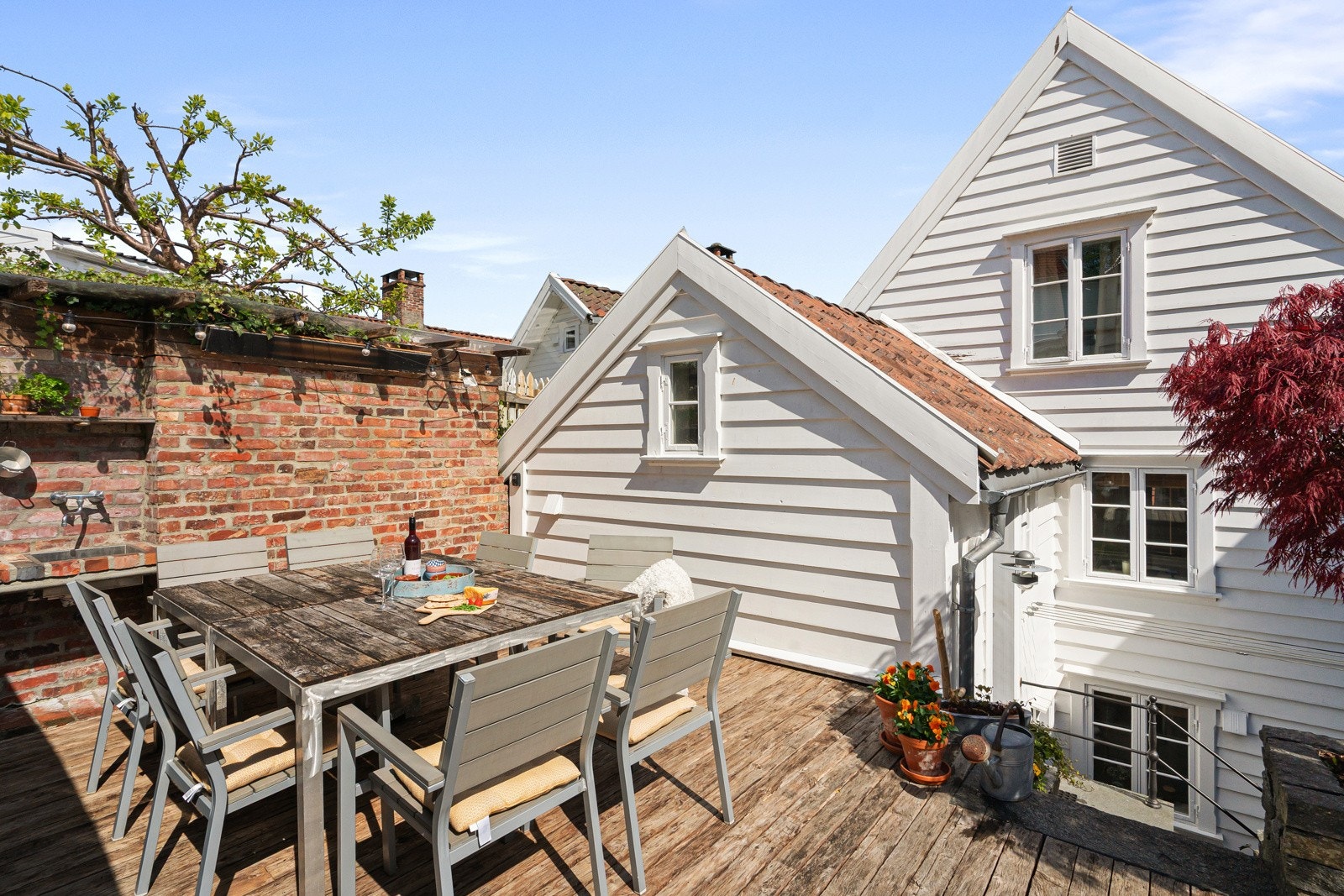 Uteområdet er sjeldent pent opparbeidet med terrassedekke, utepeis og brødovn. Galleribilde