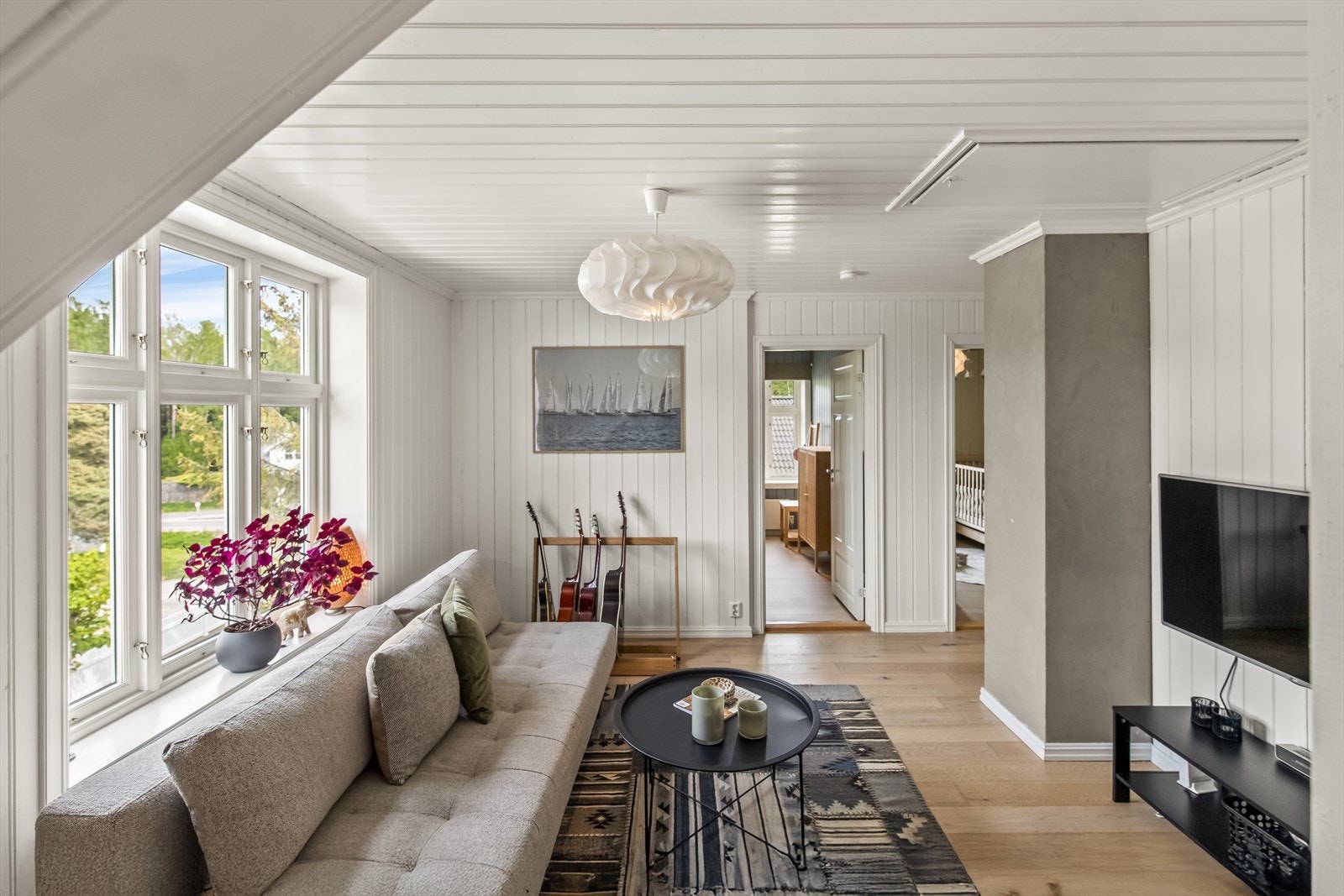 Her er det samme gjennomgående stil med 1-stavs parkett og lyse veggflater. Galleribilde