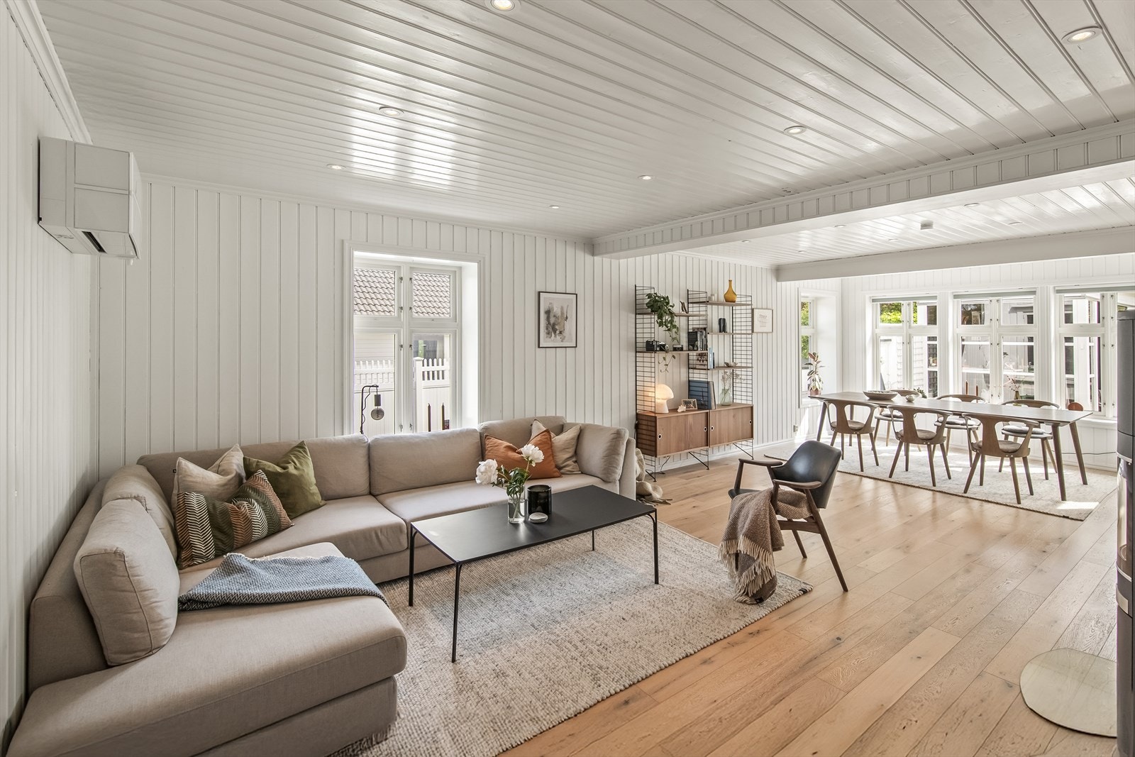 Stuen er rommets naturlige hjerte - en generøs og gjennomført sone for både hverdag og fest. Galleribilde