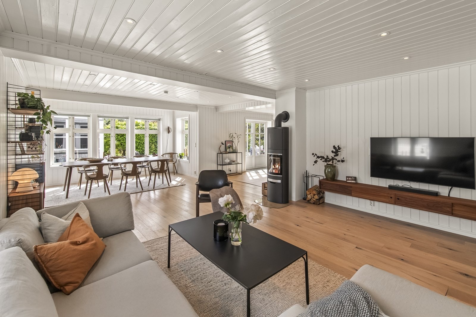 Her er det god plass til både sofagruppe og langbord, og rommet er naturlig delt inn i ulike soner. Galleribilde