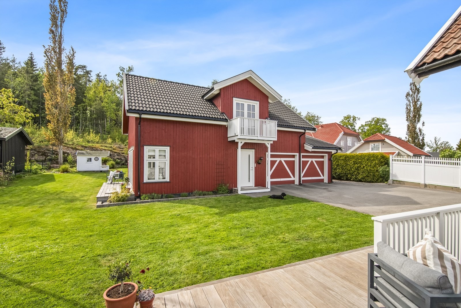 På eiendommen står et vakkert låveinspirert bygg fra 2016 fordelt på to etasjer og er innredet med bl.a. et romslig oppholdsrom med kjøkken, bad, hems og dobbel garasje. Galleribilde