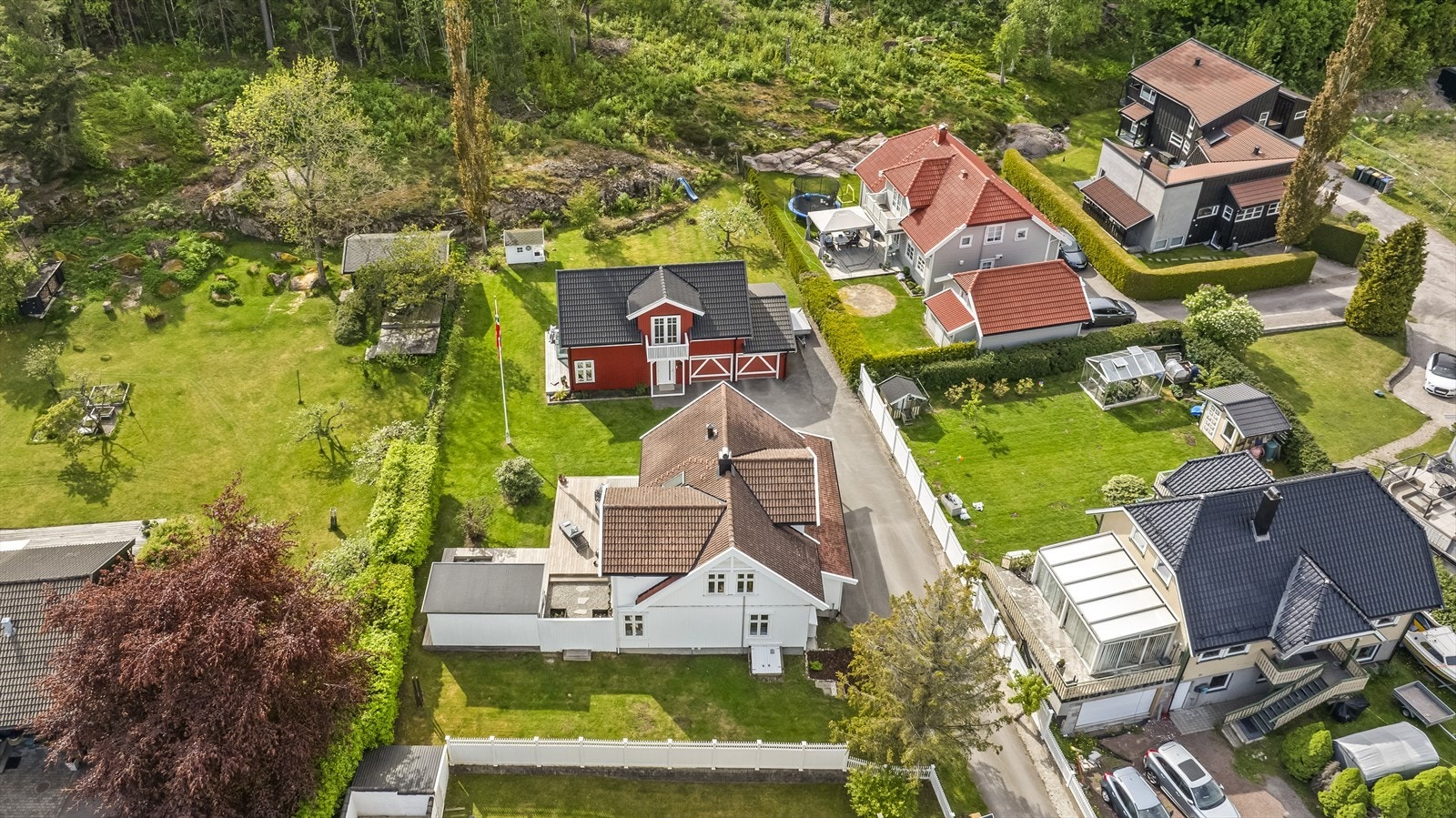 Dette er et hjem for deg som ønsker god plass, gjennomtenkte løsninger og idylliske omgivelser - både ute og inne. Galleribilde
