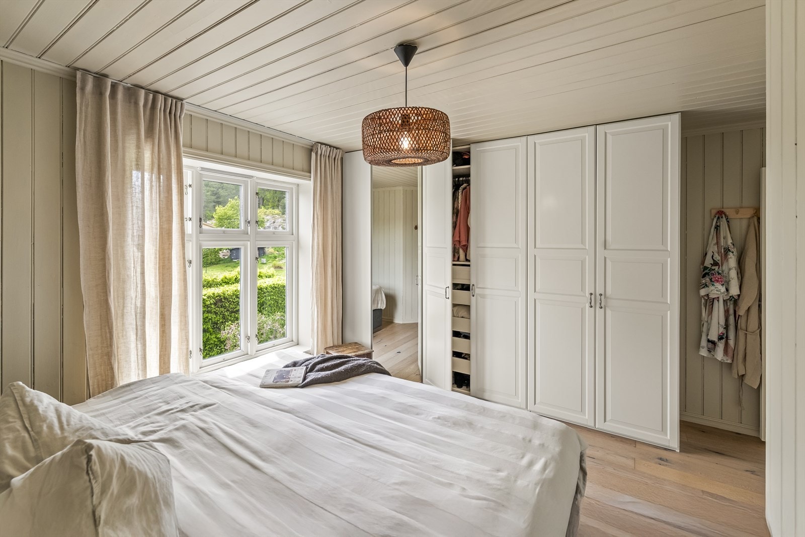 Hovedsoverommet er ekstra romslig, med god plass til dobbeltseng og garderobeløsninger. Galleribilde