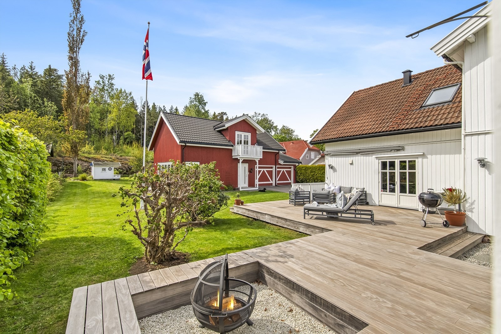 De generøse uteområdene gir rikelig med boltreplass for hele familien, og tomten har plass til både trampoline, kjøkkenhage, ballspill og annen lek og aktivitet gjennom hele året. Galleribilde