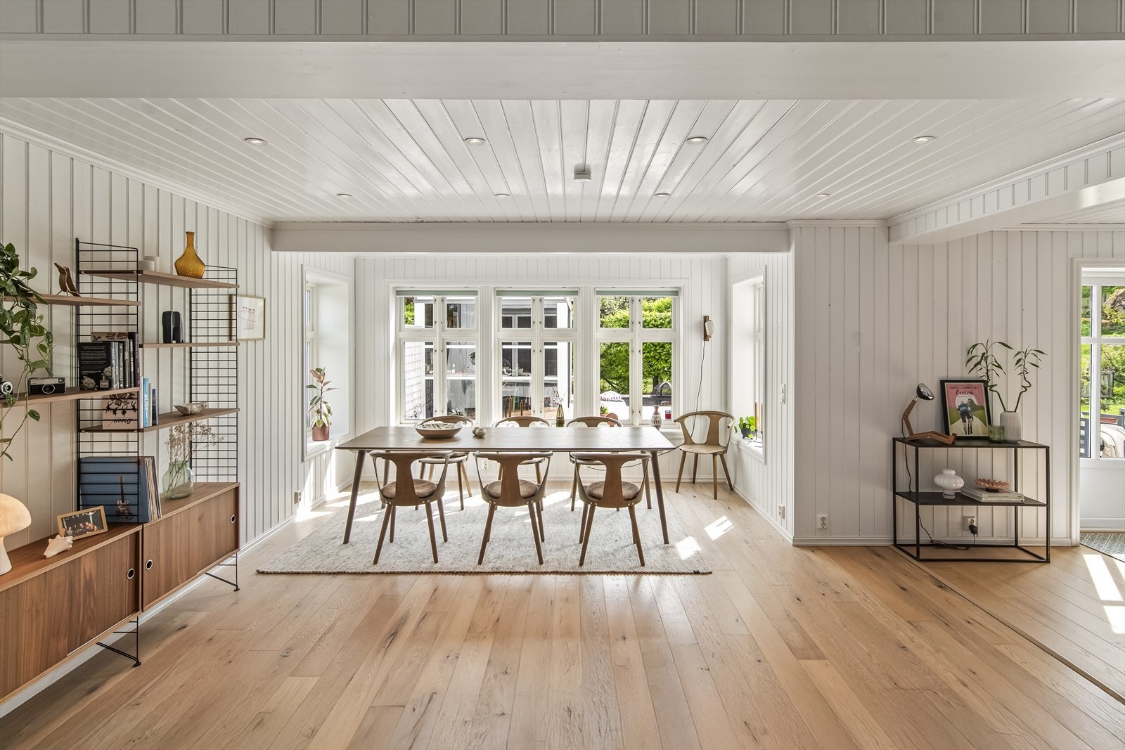 De store, klassiske vinduene gir nydelig utsyn til hagen og låvebygget, og slipper inn mengder av dagslys. Galleribilde