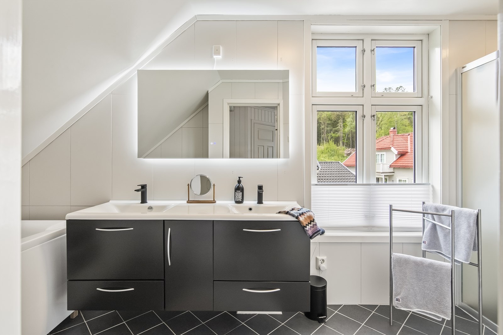 Boligen har et pent baderom og separat toalettrom i overetasjen. En skittentøysjakt leder praktisk ned til vaskerommet. Galleribilde