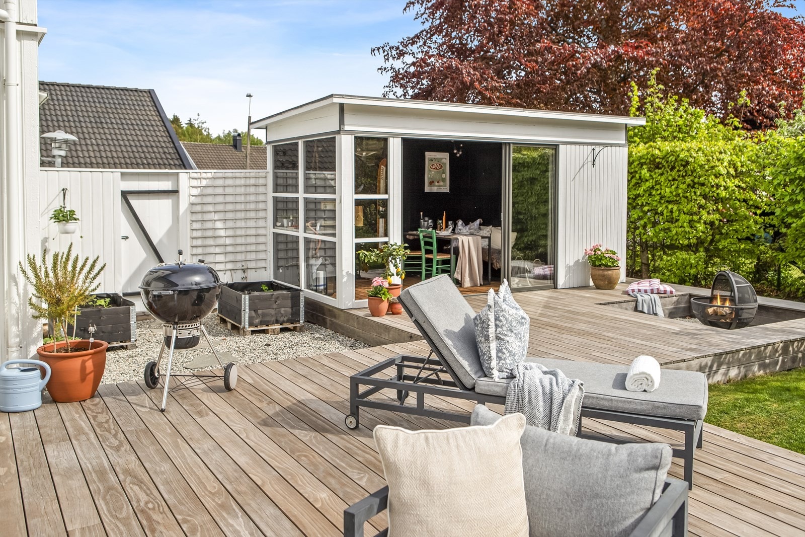 I 2020 ble det også oppført en stilren hagestue fra Talgø på deler av terrassen - ideell for rolige stunder eller lange sommerkvelder med gjester. Galleribilde