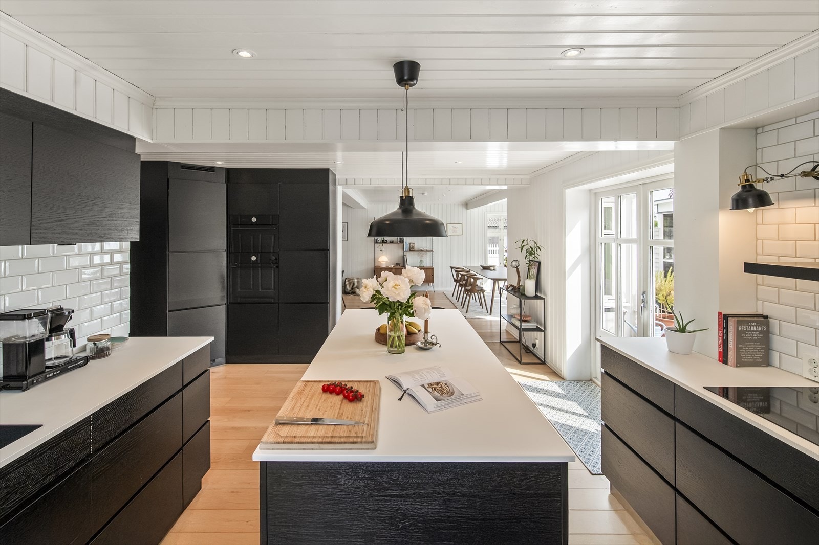 Integrerte hvitevarer inkluderer koketopp, to stekeovner (hvorav én med mikrobølgefunksjon), oppvaskmaskin og kjøleskap. Alt pent samlet i et funksjonelt høyskap. Galleribilde