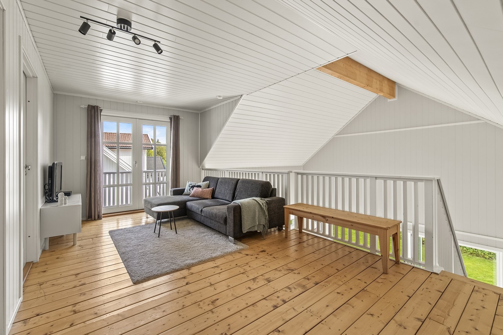 Loftstuen og har også egen utgang til balkong. Galleribilde