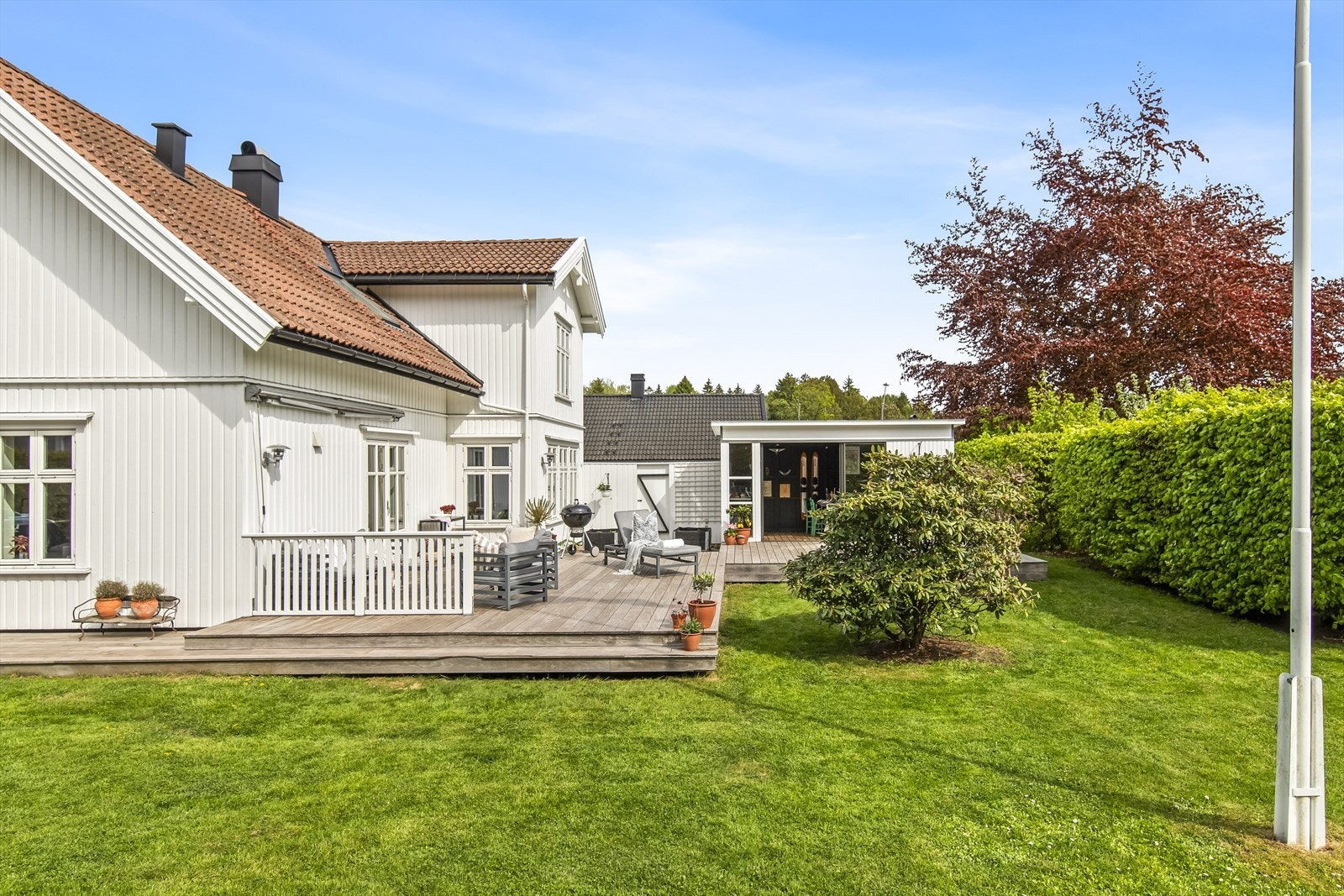 Terrassen er usjenert og godt skjermet for innsyn, med direkte tilgang til hagen. Galleribilde