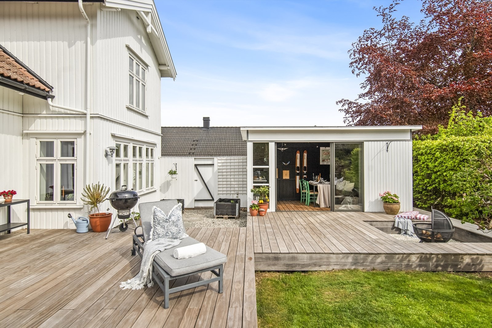 Terrassen er utstyrt med belysning, markise og Kebony Radiata-dekke, og gir mulighet for å skape ulike soner til både avslapning og sosiale sammenkomster. Galleribilde