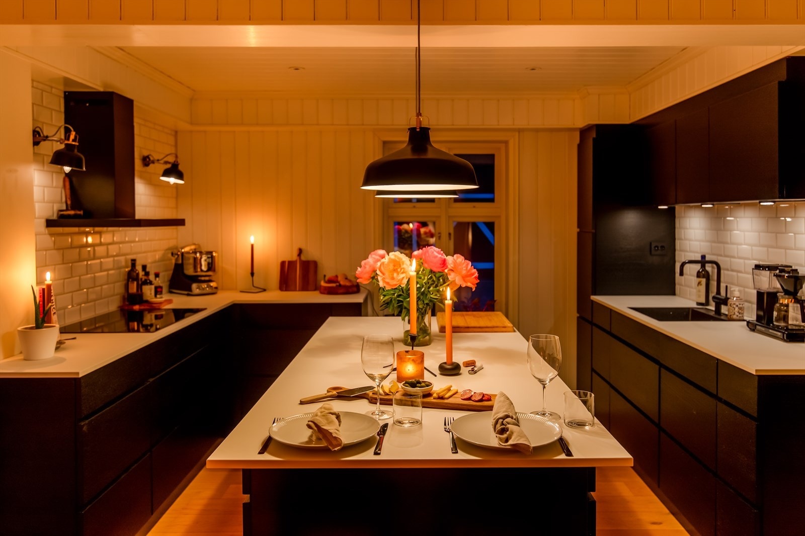 Det er også spiseplass på kjøkkenøyen - perfekt for de raskere og enklere måltidene i hverdagen. Galleribilde