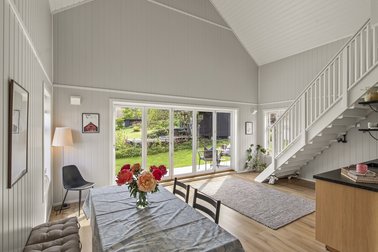 De generøse vindusflatene i kombinasjon med takhøyden gir en luftig og lys atmosfære. Galleribilde