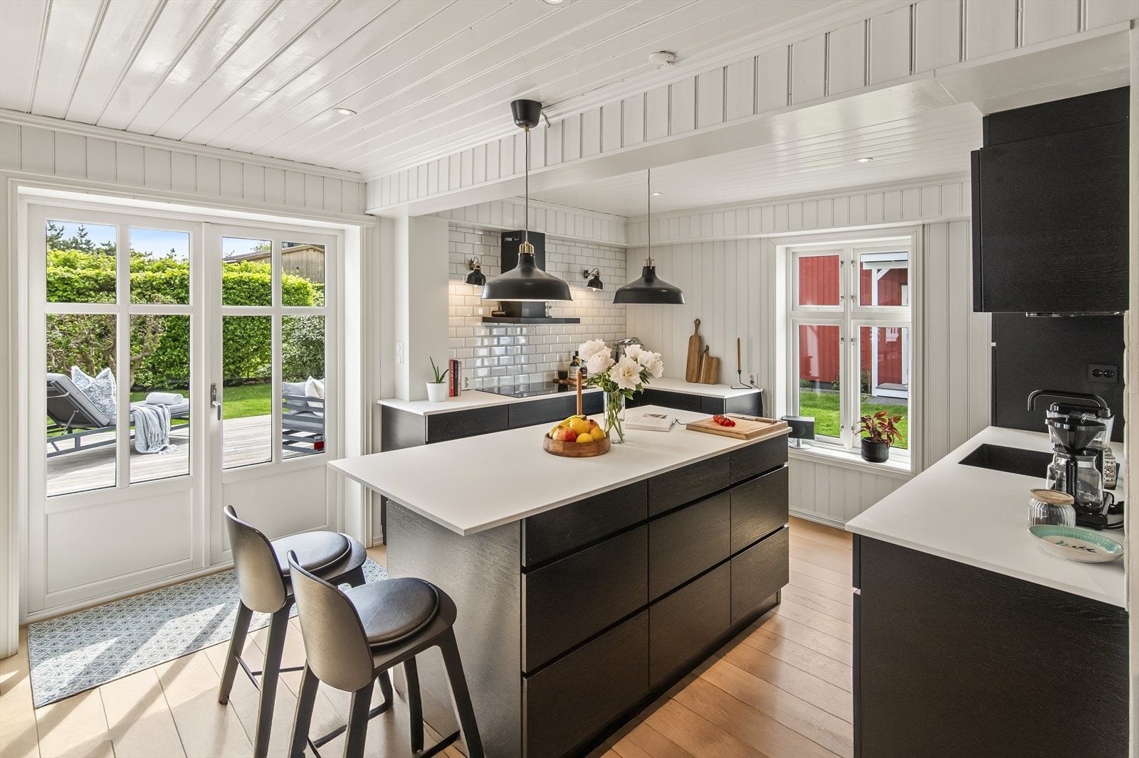 En dobbel glassdør leder deg rett ut til en solfylt terrasse - perfekt for helgefrokosten eller middag i det fri. Galleribilde