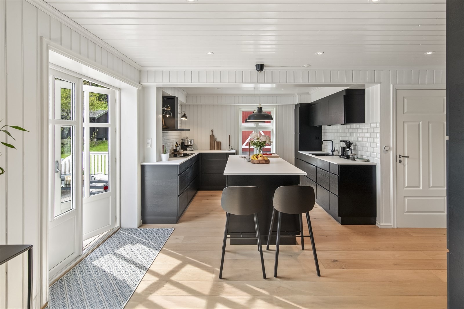 Det moderne kjøkkenet fra 2018 er både funksjonelt og lekkert, med en halvåpen løsning mot stuen. Galleribilde