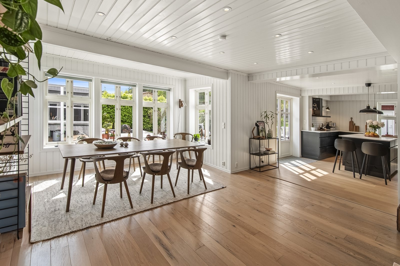 Stuen er rommets naturlige hjerte - en generøs og gjennomført sone for både hverdag og fest. Galleribilde