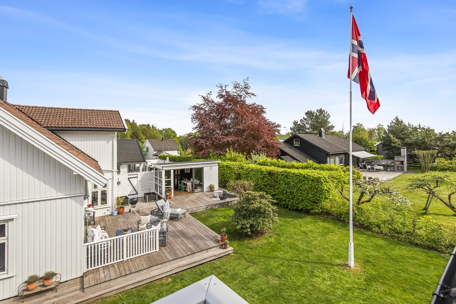 Flott utsyn fra balkongen utover egen tomt. Galleribilde