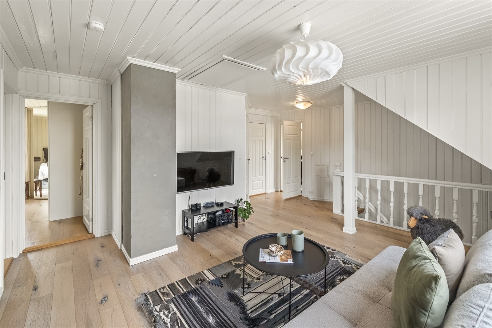 I andre etasje ligger en lys og fleksibel stue i tilknytning til soverommene. Galleribilde