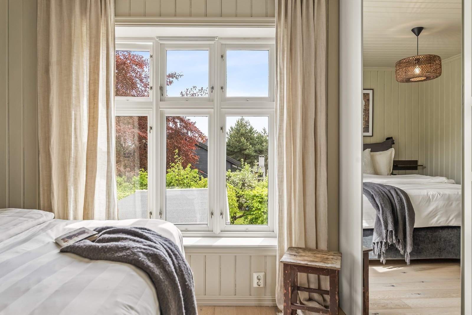 Utsikten fra vinduene gir deg en fredelig start på dagen med utsyn mot hage og hagestue. Galleribilde