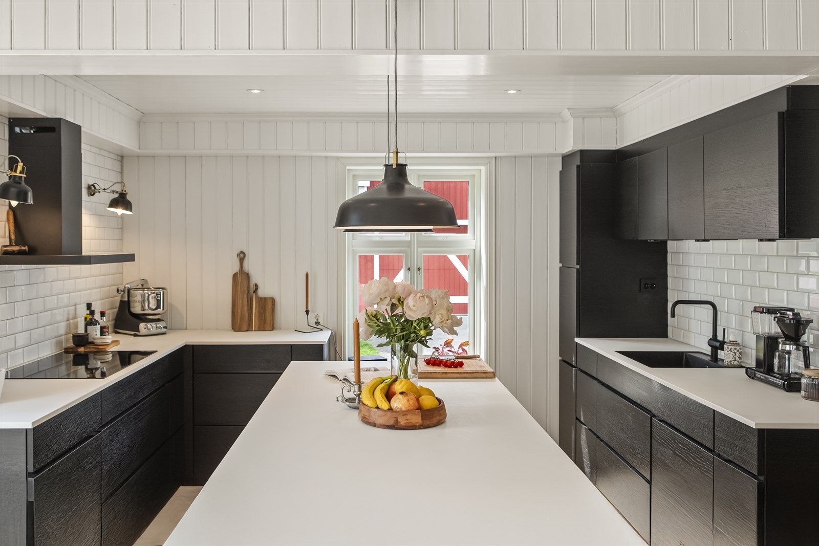 En stor og innbydende kjøkkenøy byr på både oppbevaring, ekstra arbeidsflate og sitteplasser - et naturlig samlingspunkt for familien. Galleribilde