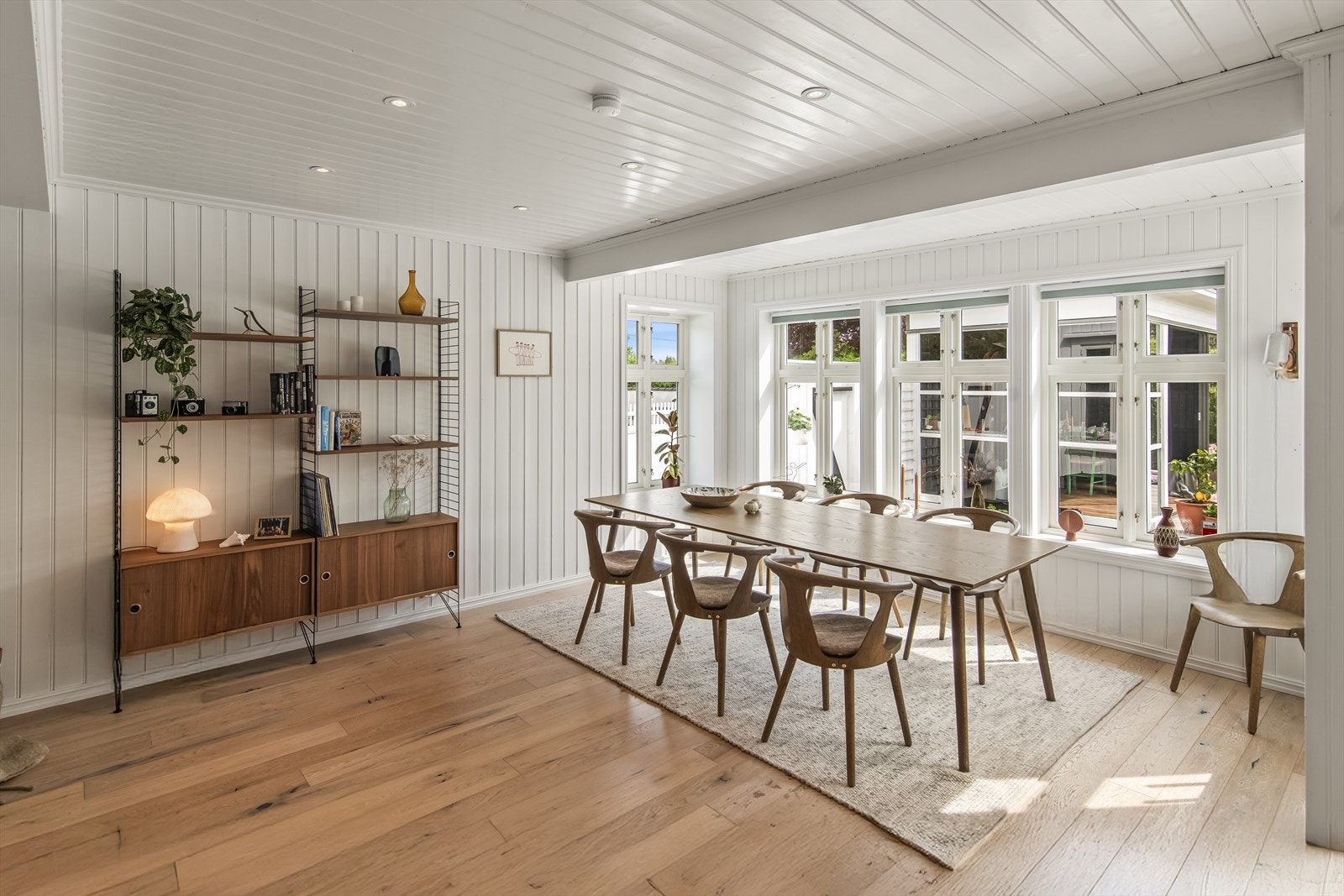 Spisestuen har god plass til familie og venner for hyggelige samtaler og gode måltider. Galleribilde