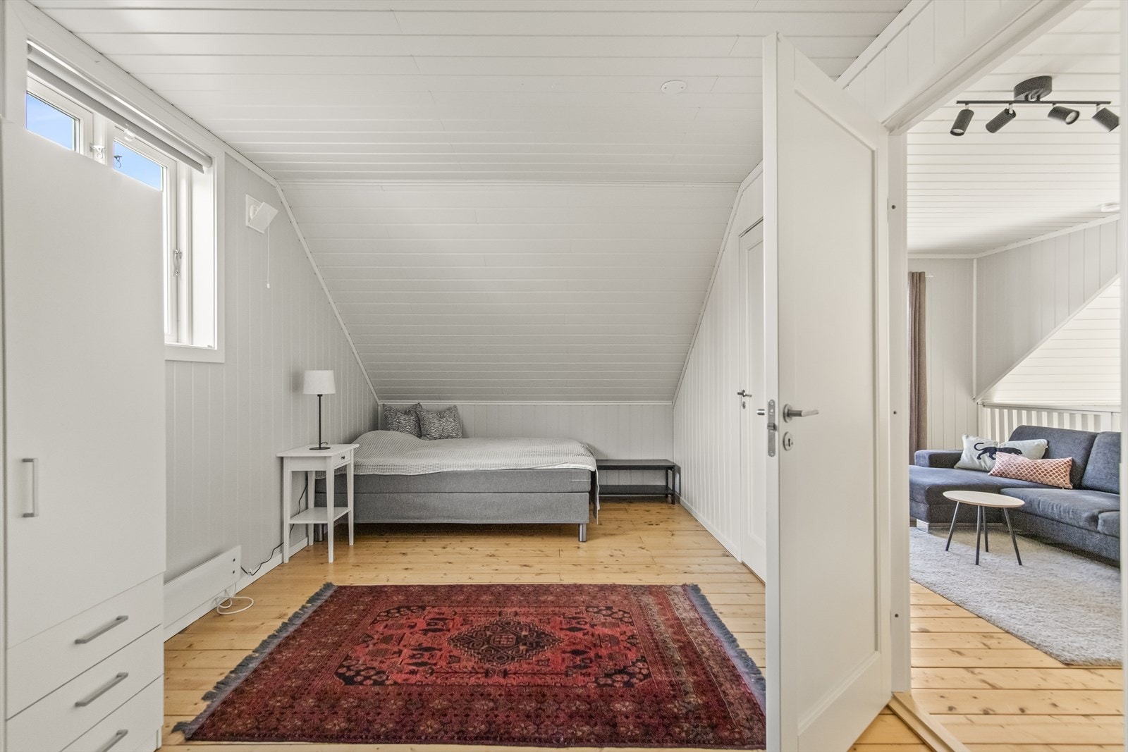 På hemsen er det også etablert et lyst og trivelig soverom. Galleribilde