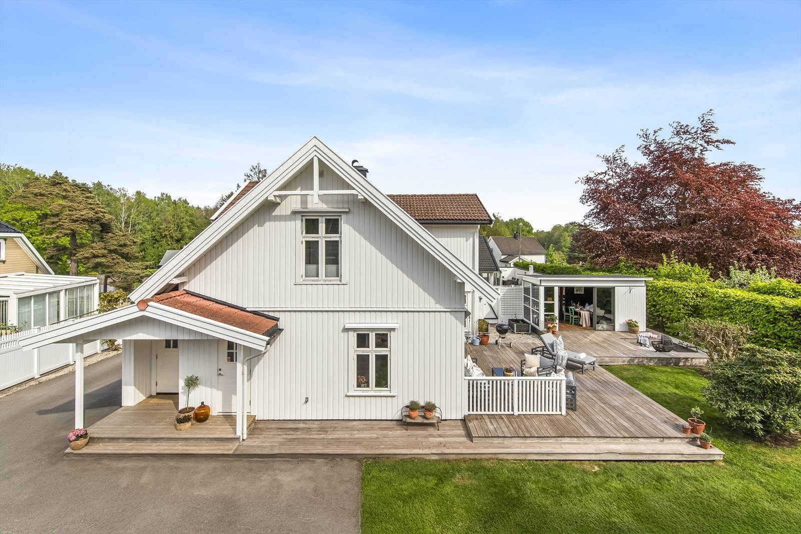 Boligen har et trivelig, overbygd inngangsparti som ønsker velkommen! Det er gode parkeringsmuligheter i tilhørende dobbeltgarasje samt i stor gårdsplass. Galleribilde