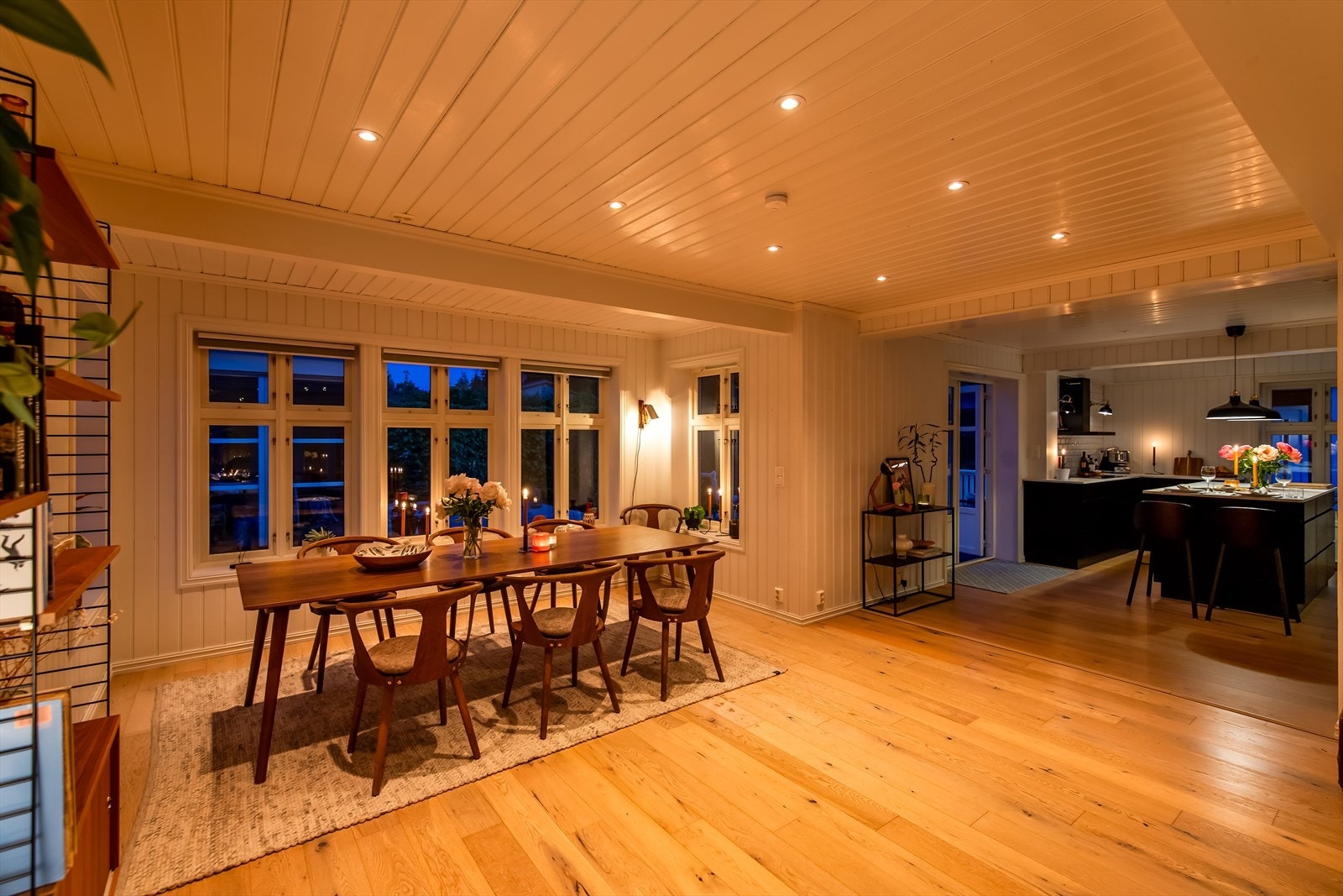 Gulvet er lagt med lekker 1-stavs parkett, mens veggene er kledd i hvitmalt panel. Galleribilde