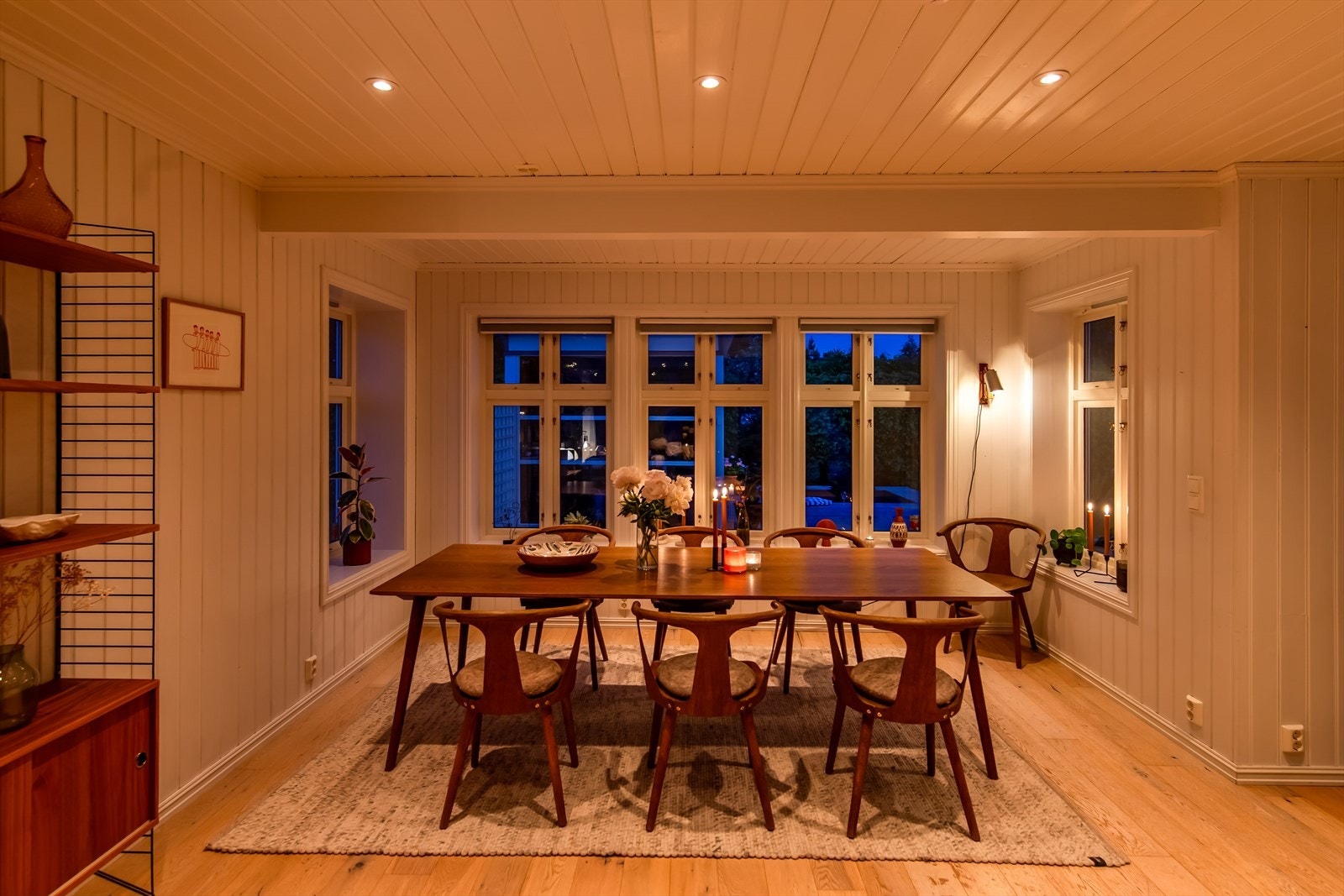 Taket har synlige, hvitmalte bjelker som gir karakter, og belysningen forsterkes med downlights. Galleribilde