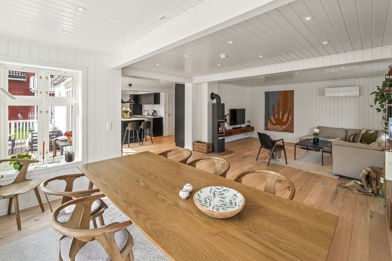 En moderne peisovn gir både varme og atmosfære, og sammen med varmepumpen bidrar den til en lun helhet året rundt. Galleribilde