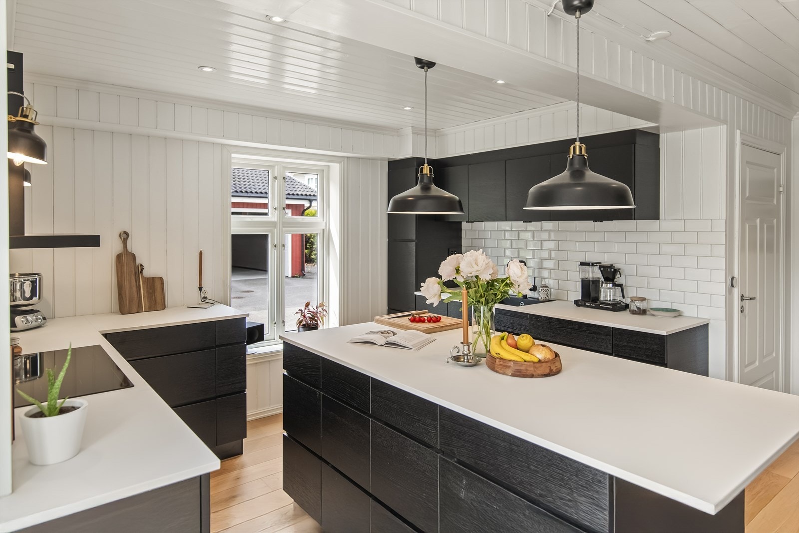 Kjøkkenet er samtidig noe tilbaketrukket, som gir en fin balanse mellom sosialt samvær og ro Galleribilde