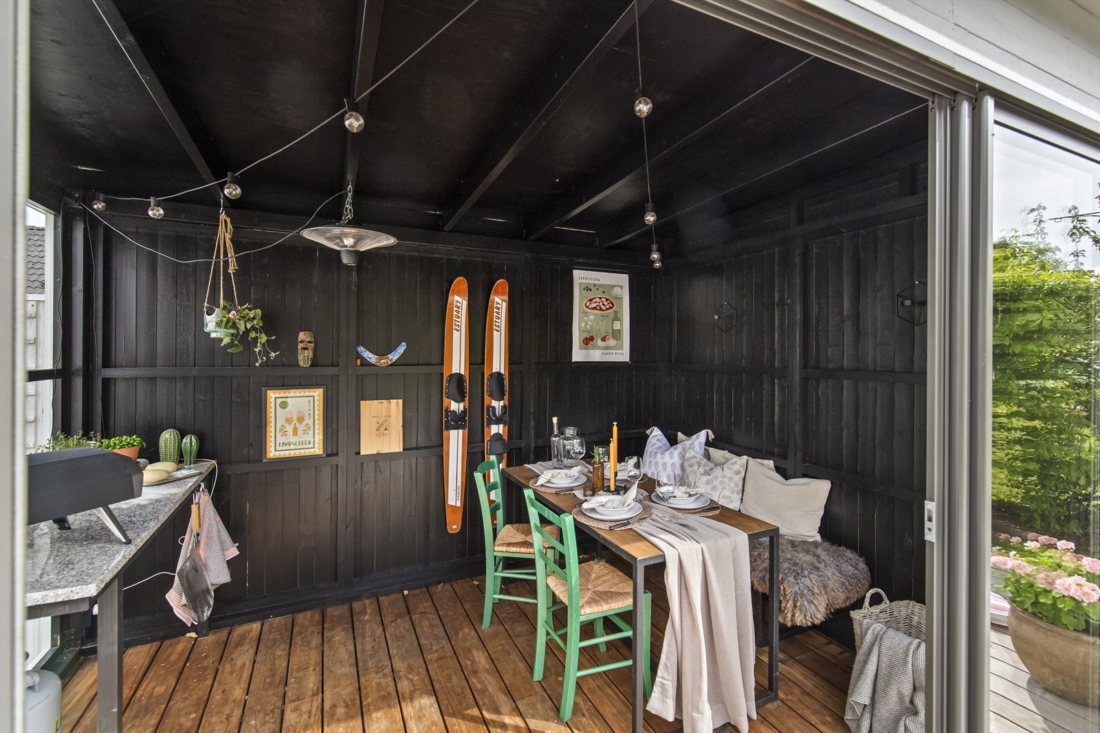 Utestuen har gode møbleringsmuligheter og bidrar til at utesesongen kan nytes lenger. Galleribilde