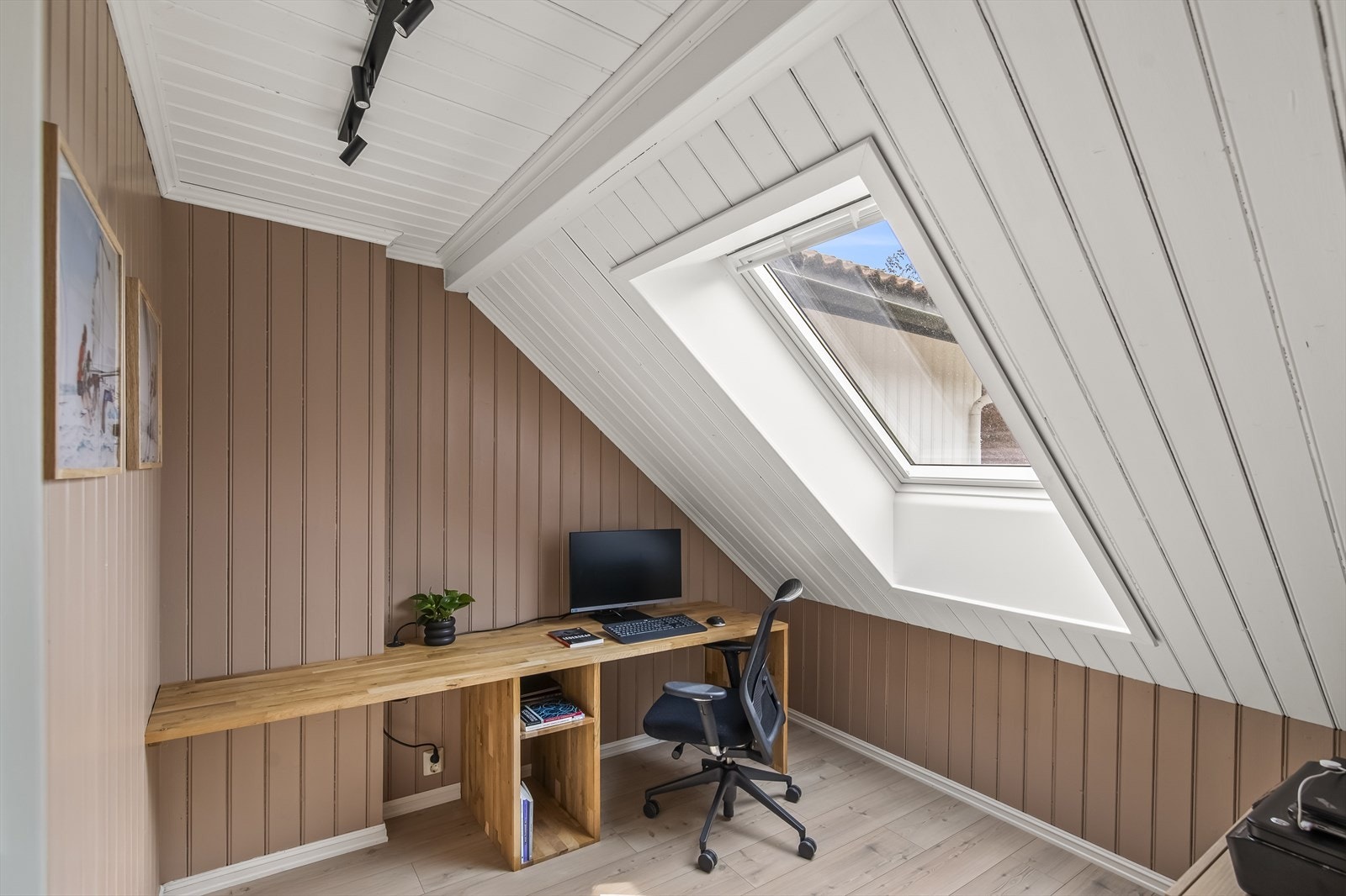 Det er også mulighet for overnattingsplasser i låvebygget, og skulle man trenge hjemmekontor, kan ett av rommene enkelt brukes til det. Galleribilde