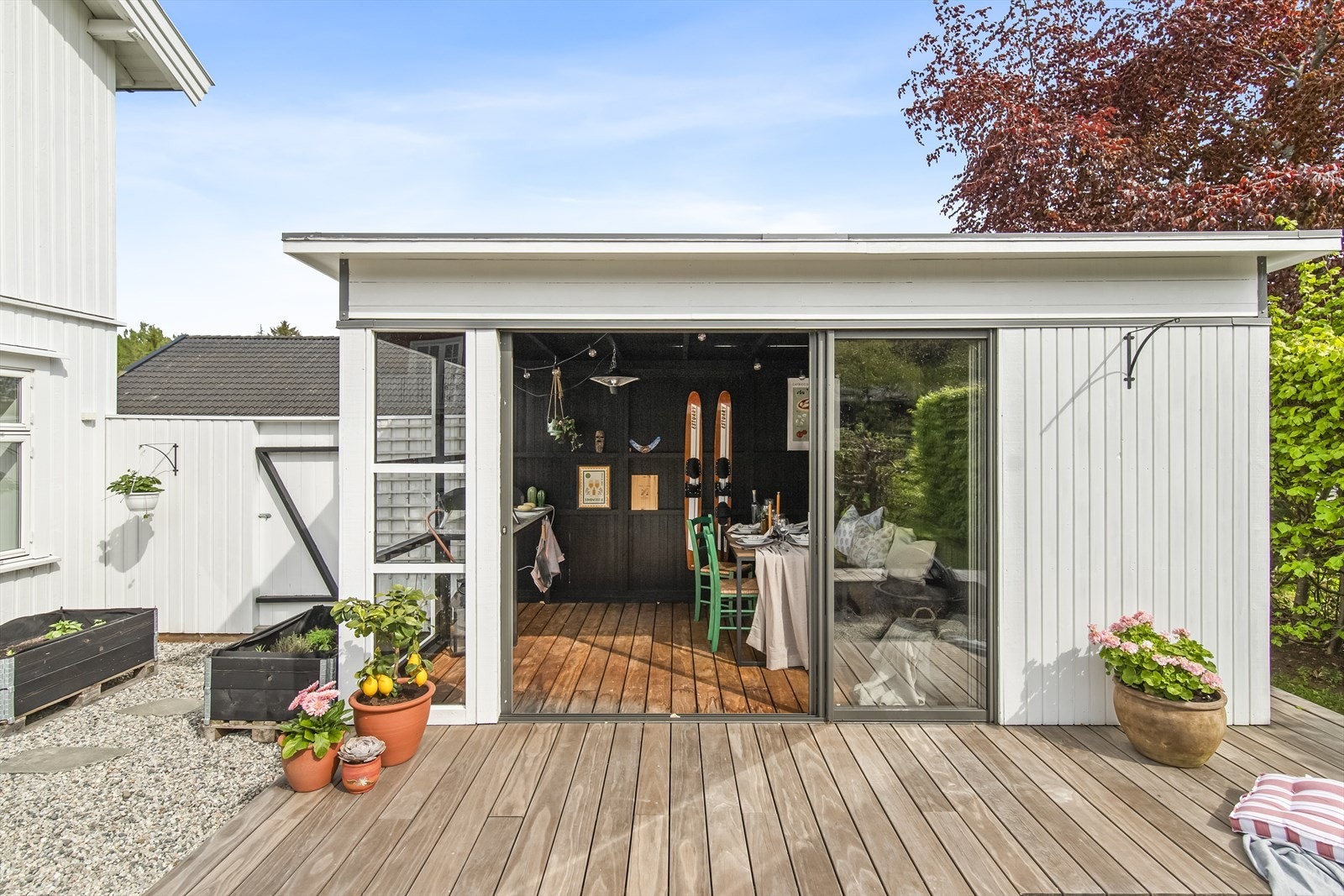 Solforholdene er svært gode, og hagestuen nyter kveldssolen på varme sommerdager. Dette er et uteområde som virkelig inviterer til å nyte livet - hele dagen. Galleribilde