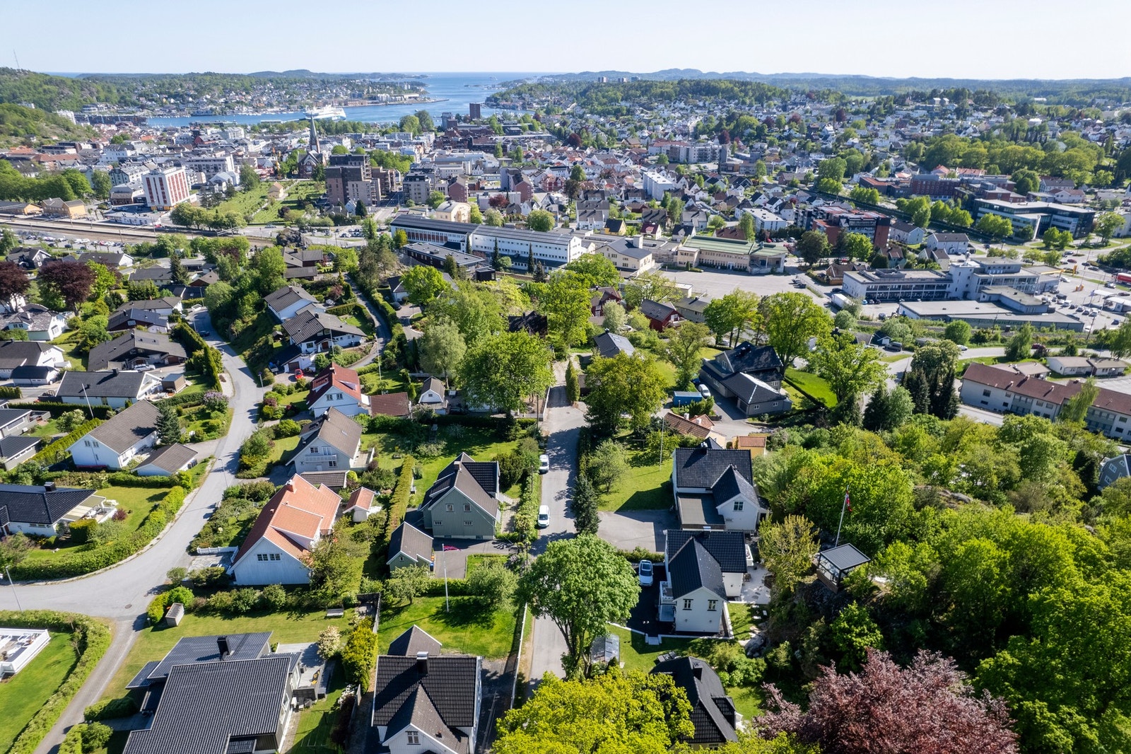 Åsen sett fra drone mot byen Galleribilde