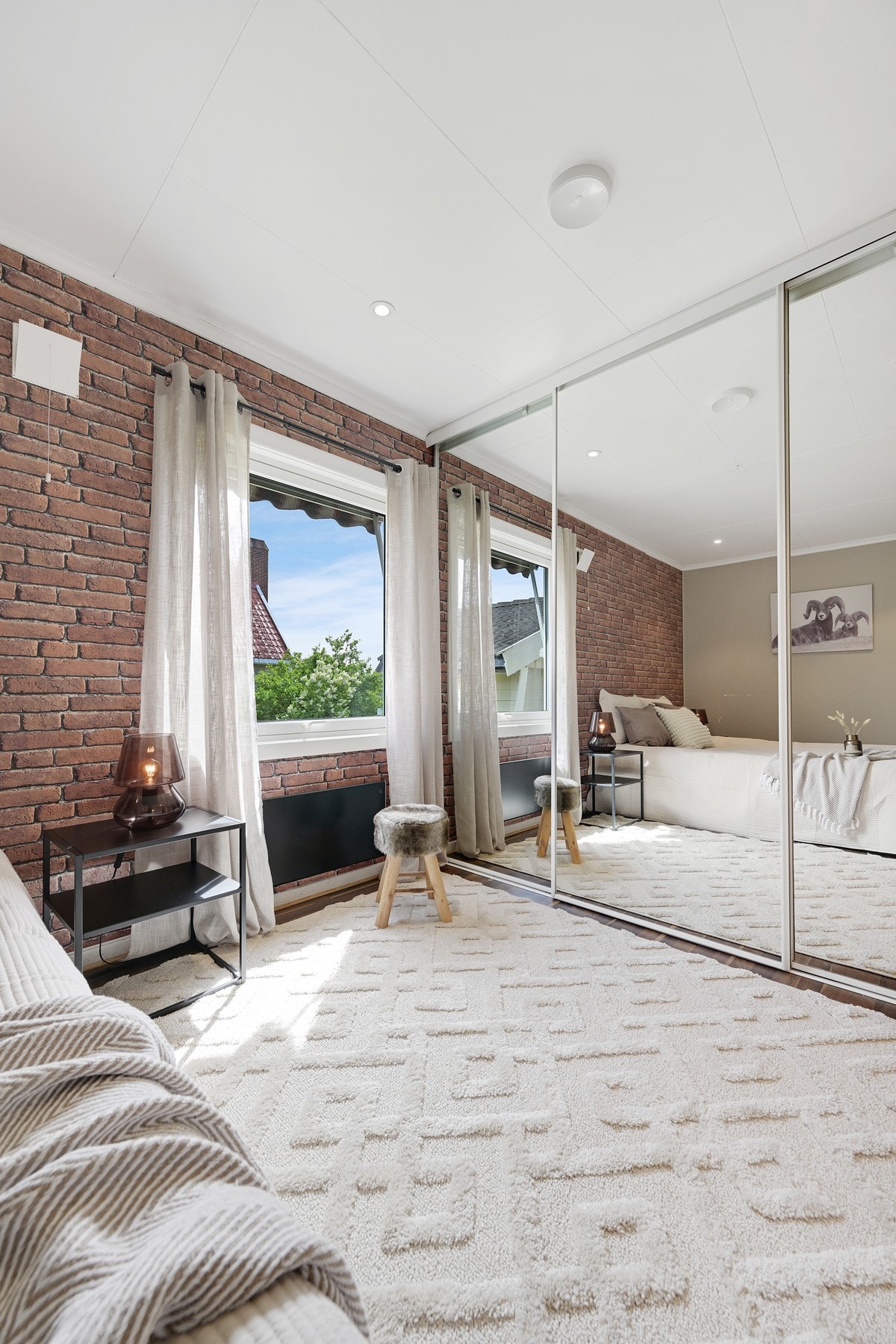 Dette er et romslig og godt soverom med stor skyvedørsgarderobe Galleribilde