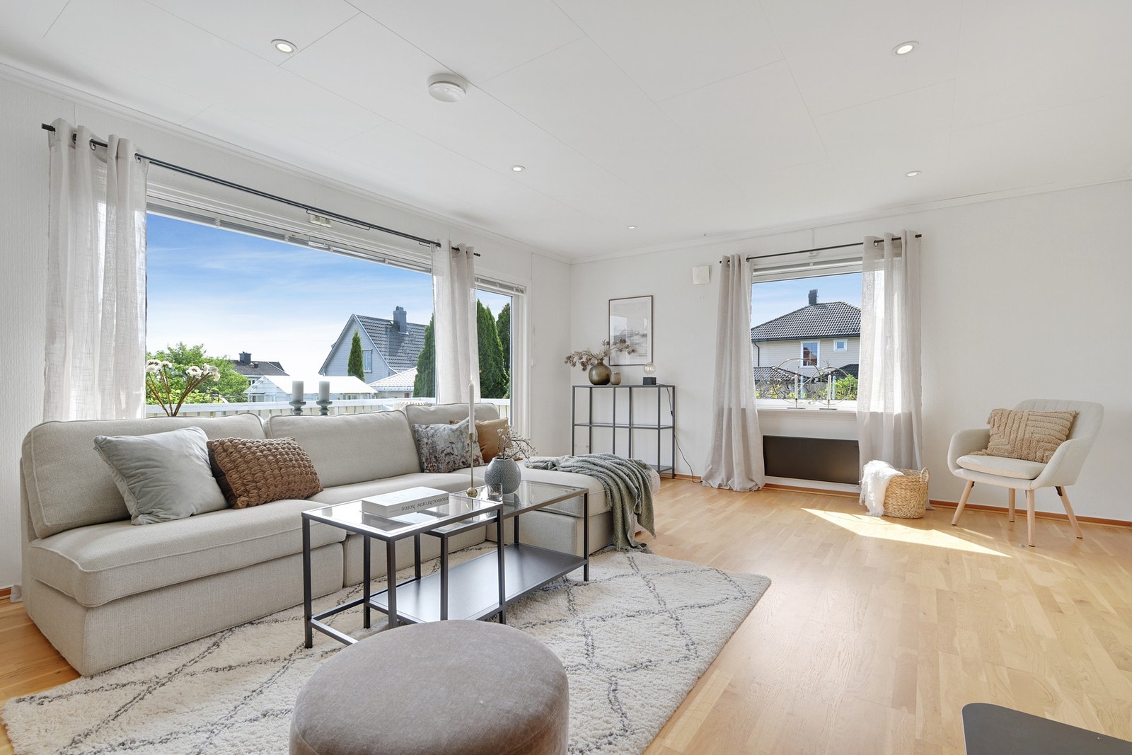 Stor og lys stue med parkettgulv Galleribilde