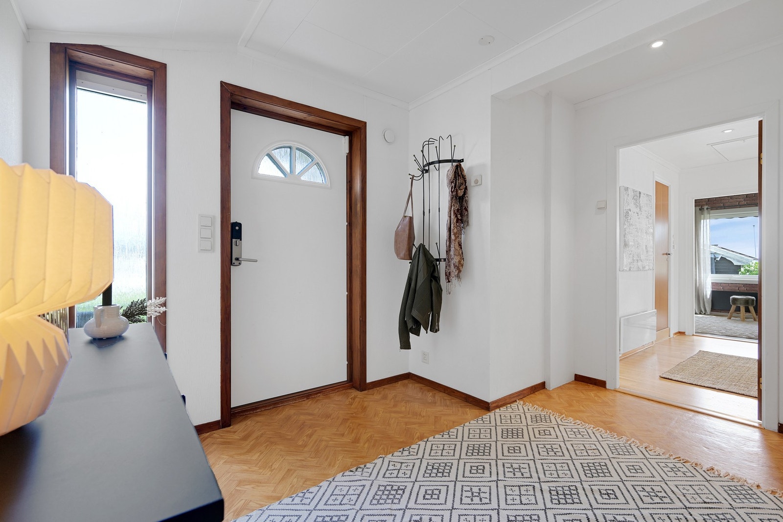 Romslig inngangsparti med stor skyvedørsgarderobe Galleribilde