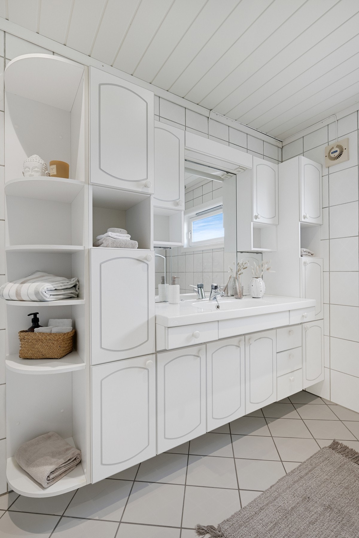 Det er som vi ser også godt med skapplass på badet Galleribilde