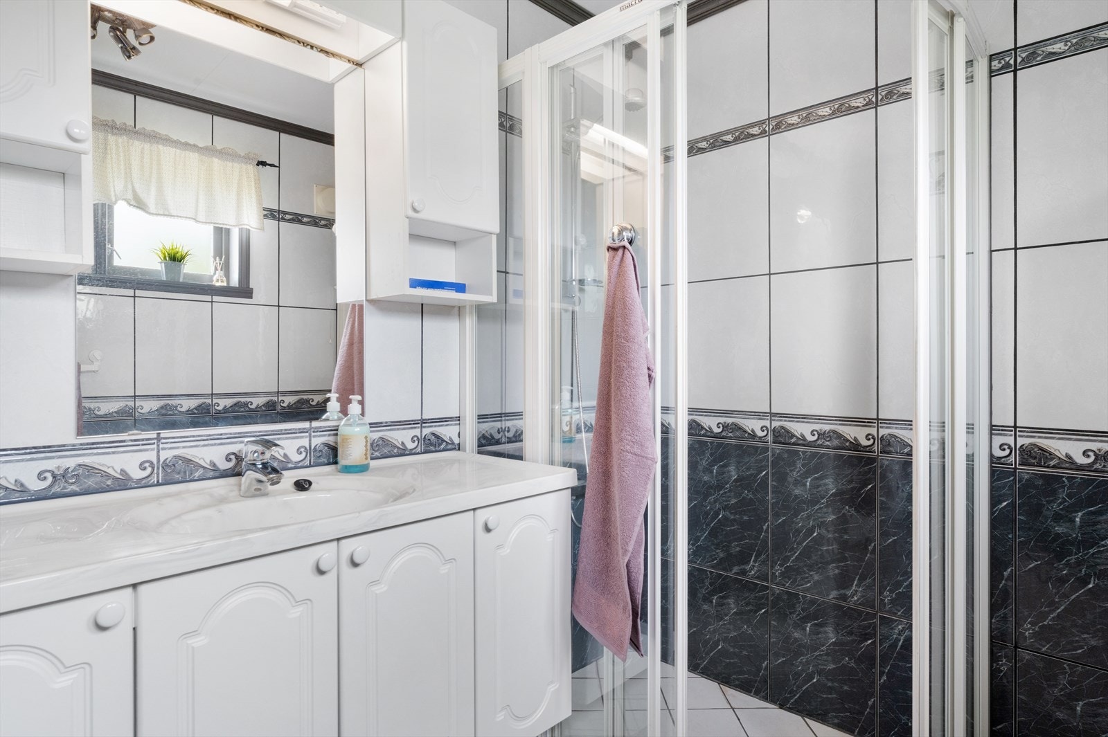 Helfliset bad i 1.etg. med dusj, vask og toalett Galleribilde