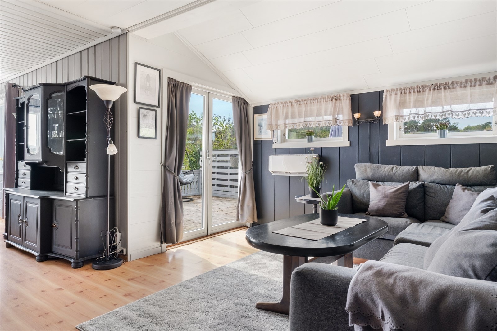 Utgang til stor, solrik terrasse Galleribilde