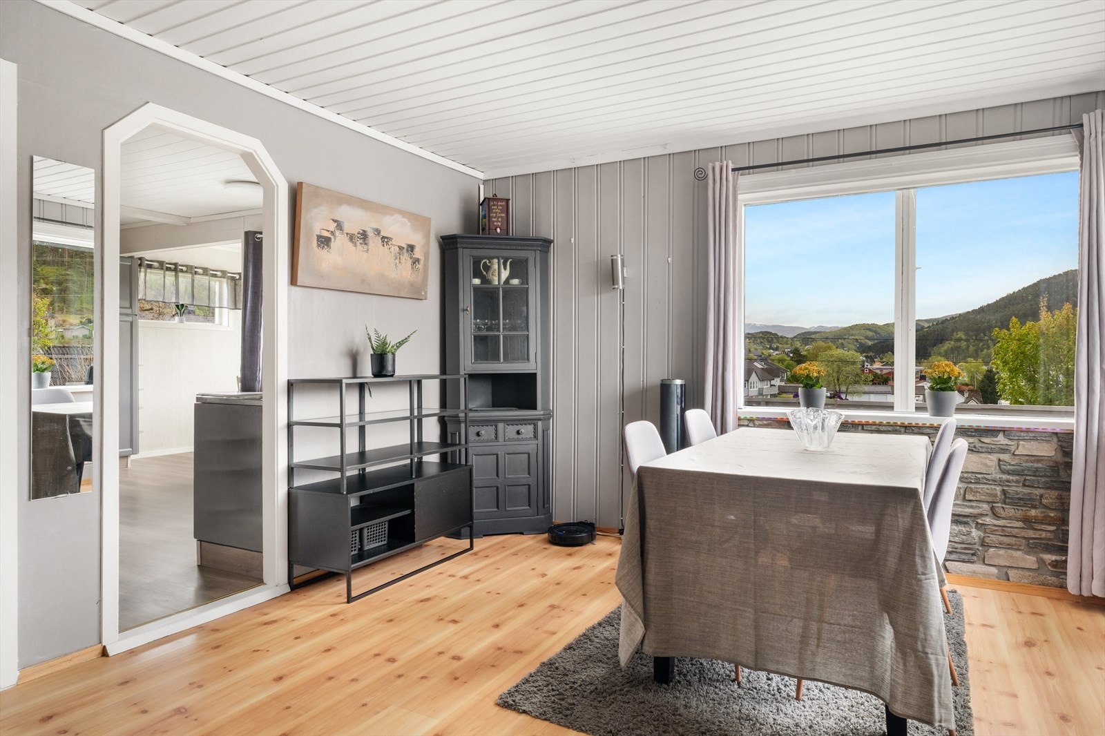 Spisestuen ligger i tilknytning til kjøkkenet Galleribilde