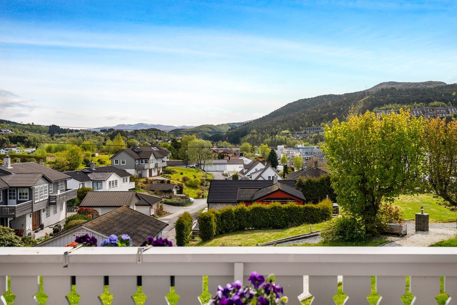 Enebolig med nydelig plassering på en åsrygg mot Litelåsen i bakkant og med åpen og fri utsikt sørøstover og mot Gullfjellet i det fjerne Galleribilde
