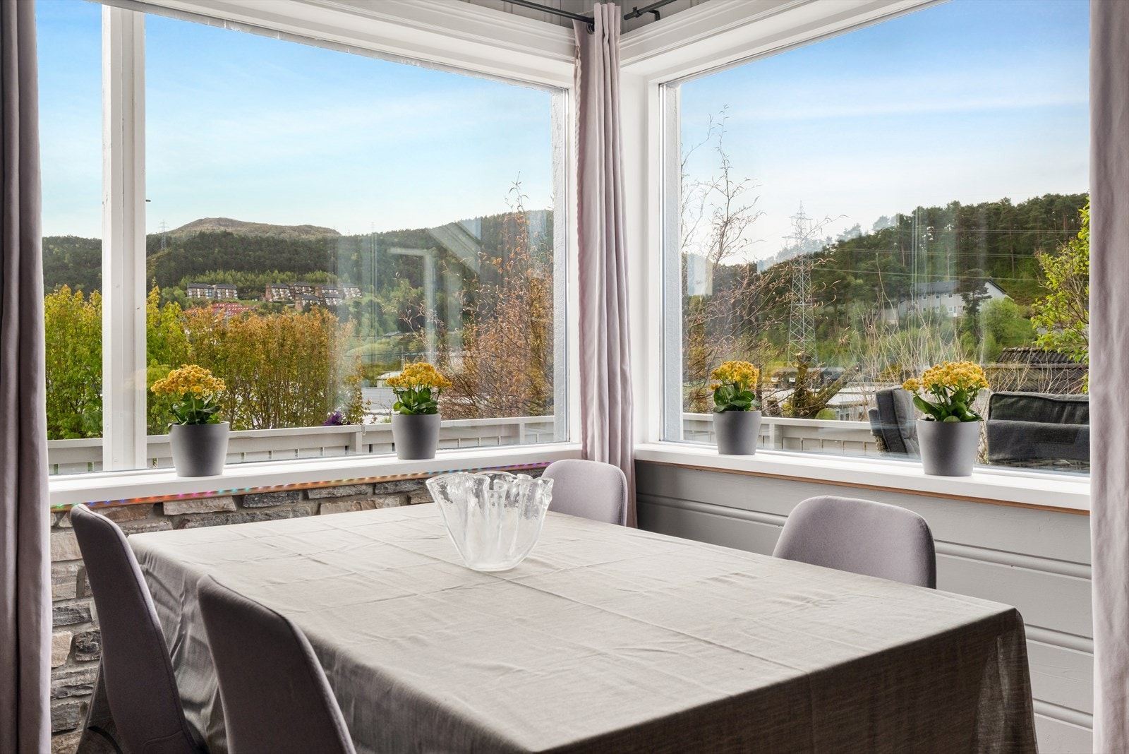 Utsikt fra spiseplass i stuen Galleribilde