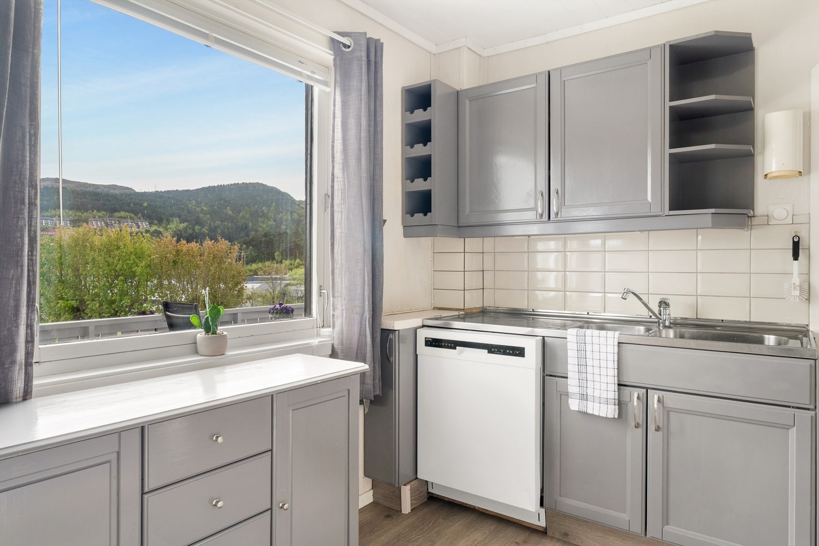 Opplegg for oppvaskmaskin. Vinduer på tre av veggene gjør det lyst og fint i rommet Galleribilde