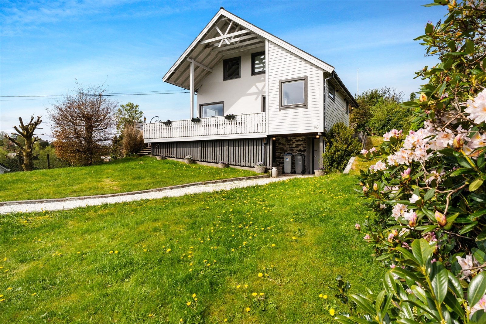 Stor og flott tomt på ca 1,25 mål oppe på en åsrygg langs Litleåsvegen. Egen inngang til kjeller Galleribilde