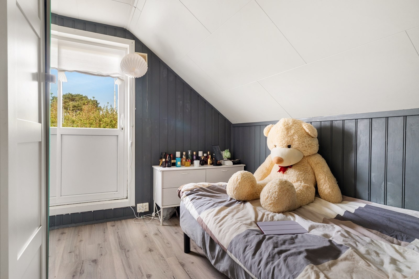 Soverommet til utleiedelen i 2.etg. har terrassedør ut til tak over tilbygg Galleribilde