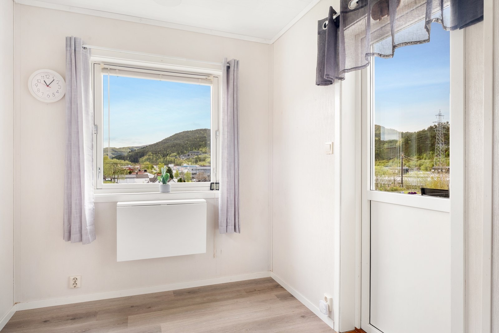 Spiseplass ved kjøkkenet som var tilbygd i 1989. Utgang til terrasse Galleribilde